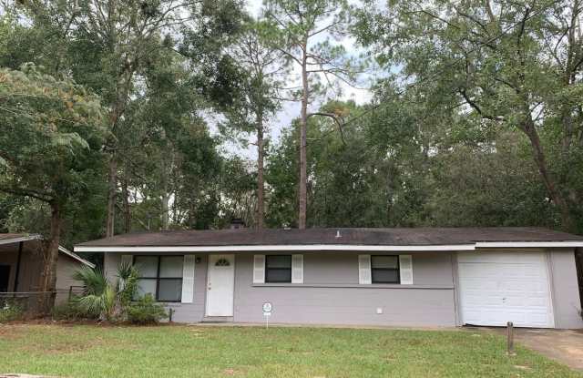 4 bed/ 2.5 bath home, Walk to the stadium! Available July 2024! - 1726 Atkamire Drive, Tallahassee, FL 32304