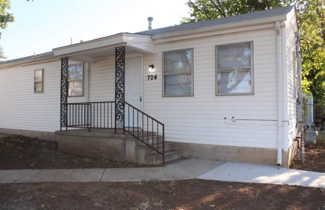 Cute 1 bed! Great location! - 704 Foster Place, Midwest City, OK 73110