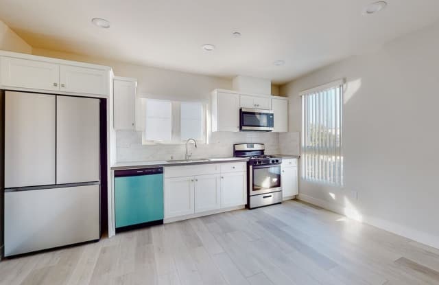 Photo of 252 Rosemont Ave unit: 1/2