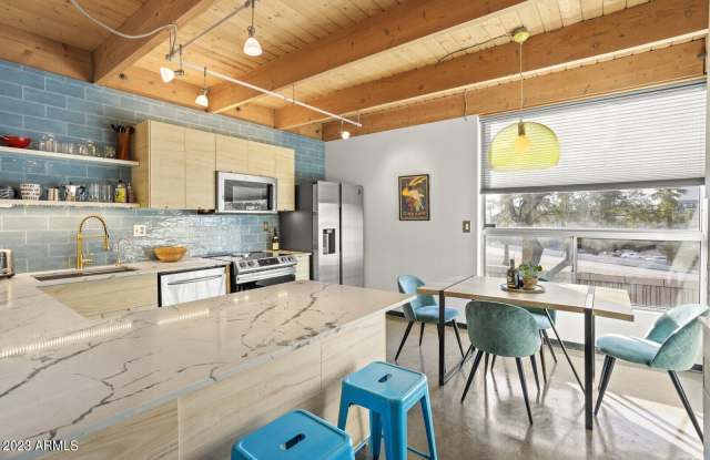 537 E WILLETTA Street