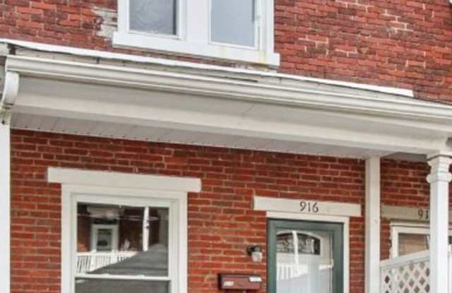 Bright 2 Bedroom, 1.5 Bath Home in Allison Hill!