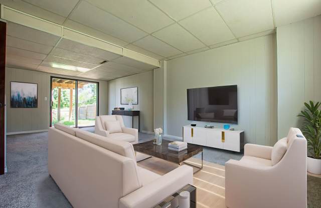 Photo of 3 Bedroom / 1.5 Bath with Fenced Backyard and Washer/Dryer in Walnut Grove in Millard!