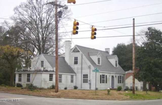 901 Hines Street W