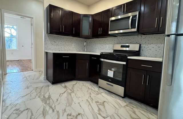 220-222 S 8TH Street