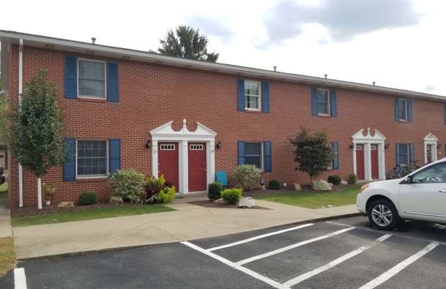 Spacious Two Bedroom Townhouse! Great Natural Light! Call Today! - 114 Edgewater Village, Westmoreland County, PA 15650