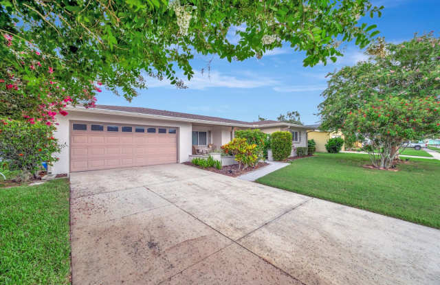 Beautiful 2-Bed / 2 Bath Pool Home in Sarasota, FL.!