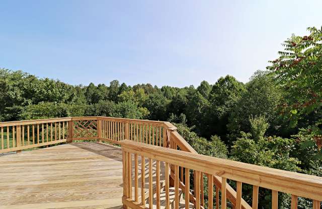 Pet-Friendly Holly Hill Home With Fenced Yard