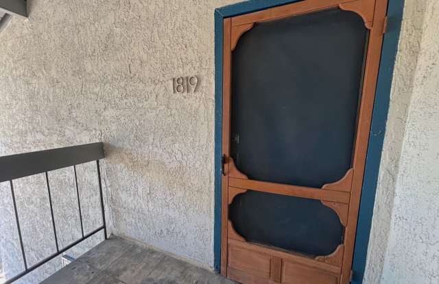 Clean 2 bedroom condo located near downtown Fullerton