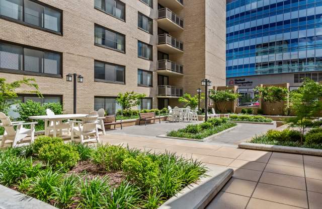 Cole Spring Plaza Apartments