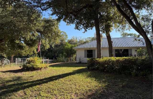 Photo of 905 Larkspur Street E