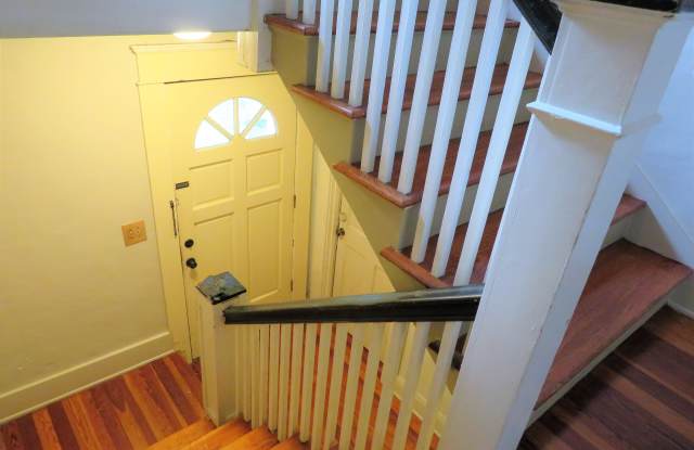 607 1/2 S Willow Ave