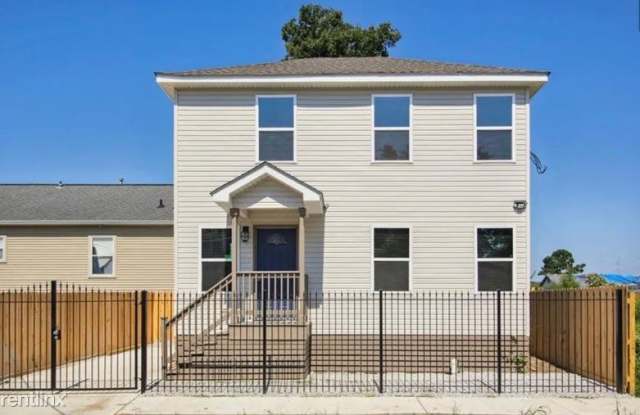 2421 S Roman