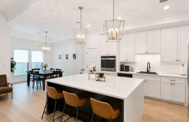 Custom Home Off Tiger Bend|Great Location