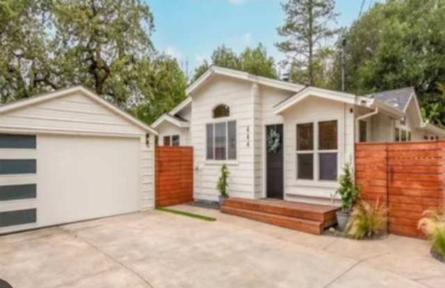 Large single level 3 bedroom 2.5 bathroom located in Northeast Santa Rosa - 444 Los Alamos Road, Santa Rosa, CA 95409