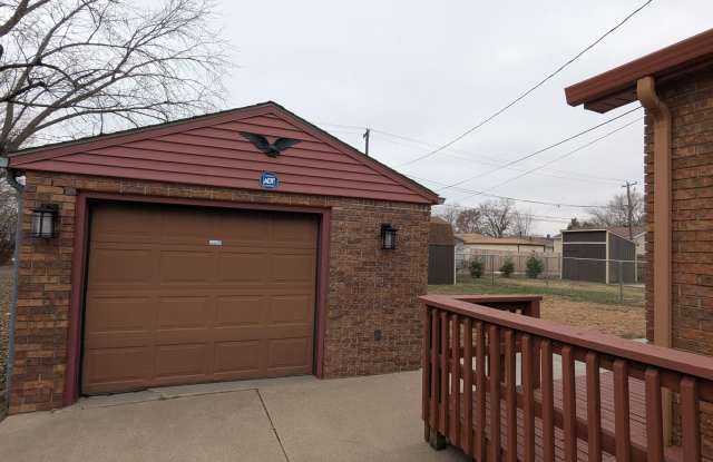 Well maintained 50s home with gorgeous kitchen