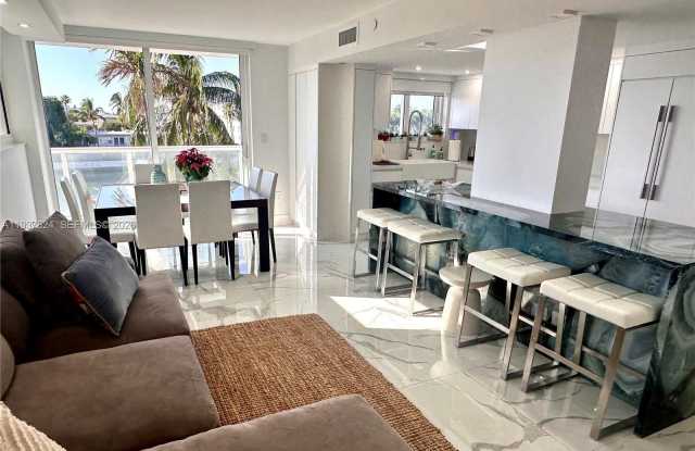 2457 Collins Ave