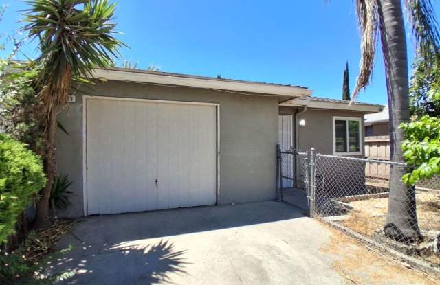 SPECIAL: HALF OF FIRST MONTH RENT!! Spacious 3 Bedroom With Garage Located On Ashlan & Cornelia!