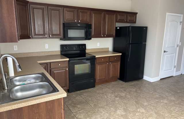 3 Bedroom/2 Bathroom Apartment!