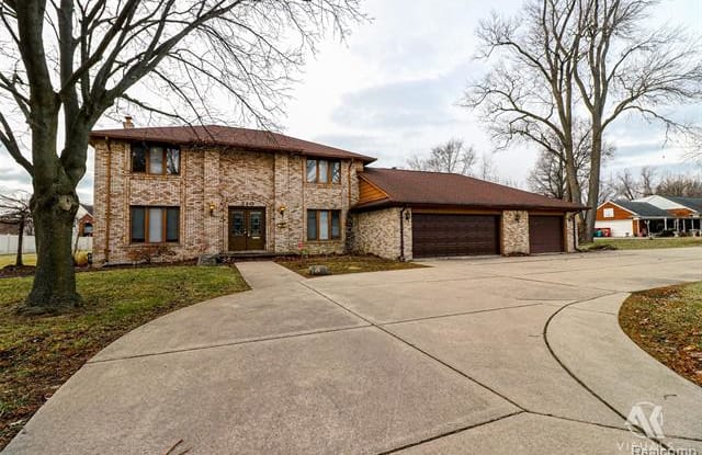 310 BEECH DALY Road - 310 Beech Daly Road, Inkster, MI 48141