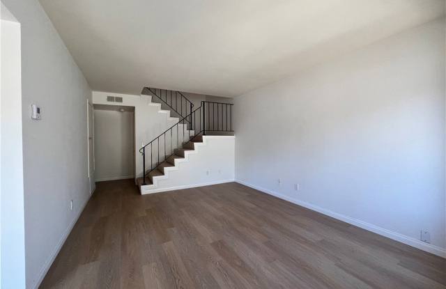 1346 E Fairgrove Avenue