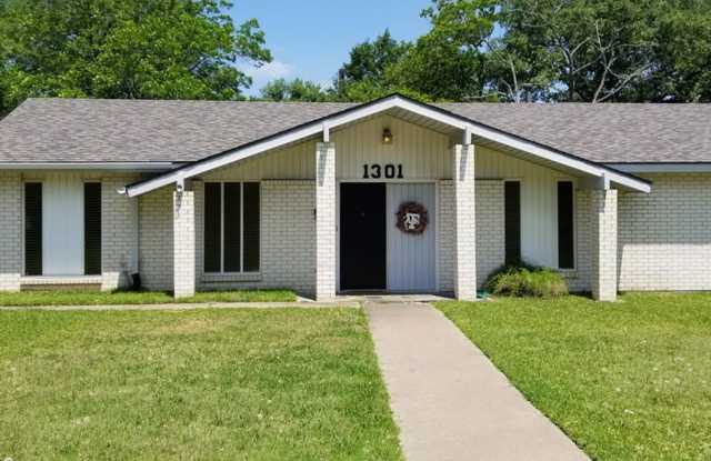 AUGUST PRE-LEASE!  Spacious 4 Bedroom 2 Bathroom Home CLOSE TO CAMPUS