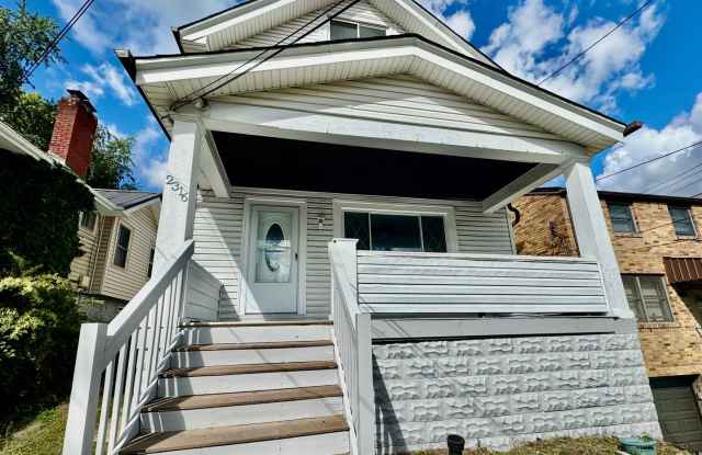 4 Bed/1 Bath Home in Beechview with Bonus Room-Convenient to Downtown! Available Now