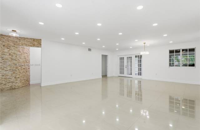 1400 E Hawthorne Cir