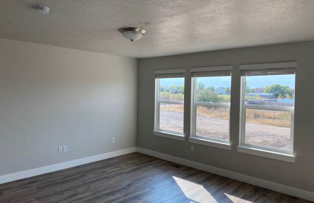 933 West 40 North - 1