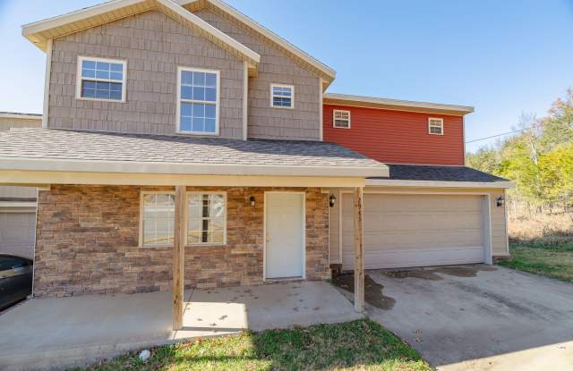 3 Bedroom 2.5 Bath Townhome near CAMPUS!!! READY FOR SUMMER MOVE-IN photos photos