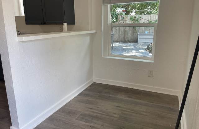 905 East Crenshaw Street (unit 2)