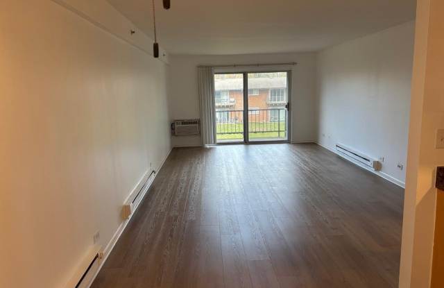 1900 W Knightsbridge Drive W