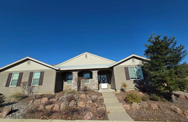 Photo of Home in Highland Park neighborhood with 3 car garage.