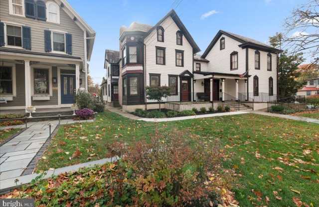 182 W COURT Street unit: 180