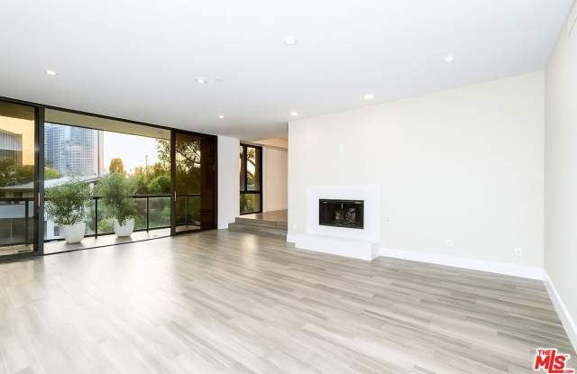 268 S Lasky Dr unit: 204