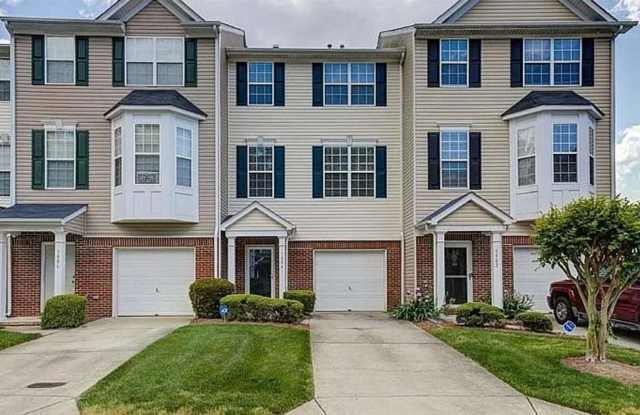 Beautiful 3 bedroom, 3 1/2 bathroom townhome in Tarrant Trace