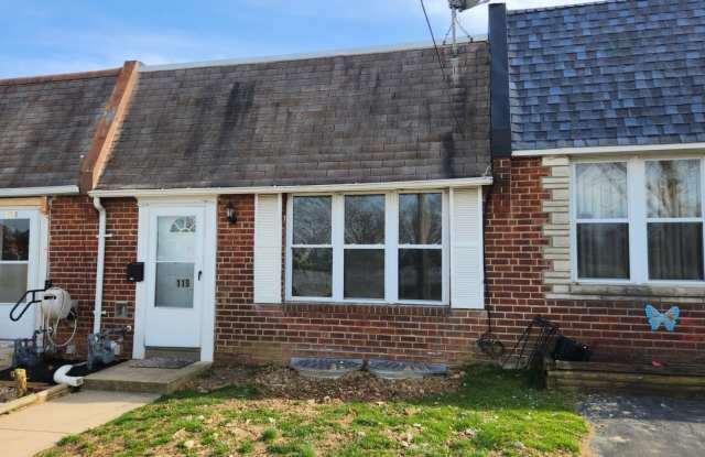 Row home with stainless appliances, central a/c, small pets ok*!