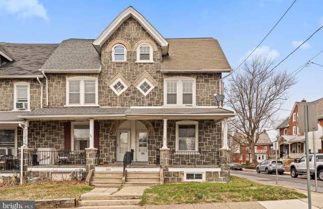 255 NOBLE Street unit: Apt B