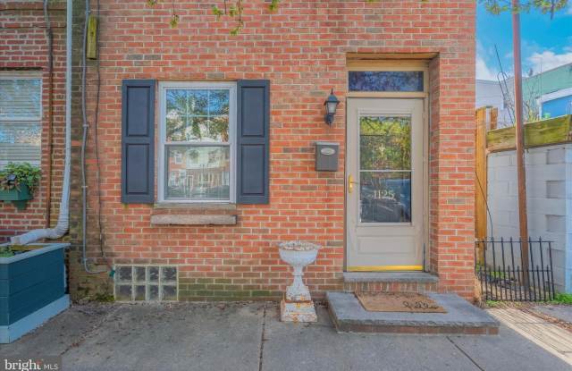 1125 E MOYAMENSING Avenue