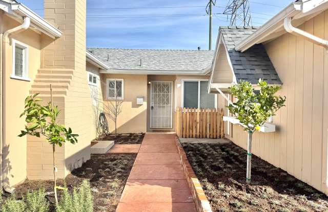 Beautifully Remodeled 4bd/2.5ba CLAIREMONT Home! Fenced yard, garage, PET friendly!