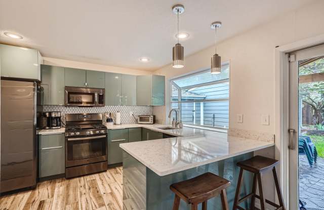 Beautiful 5 BDR Louisville Home/ Private Backyard