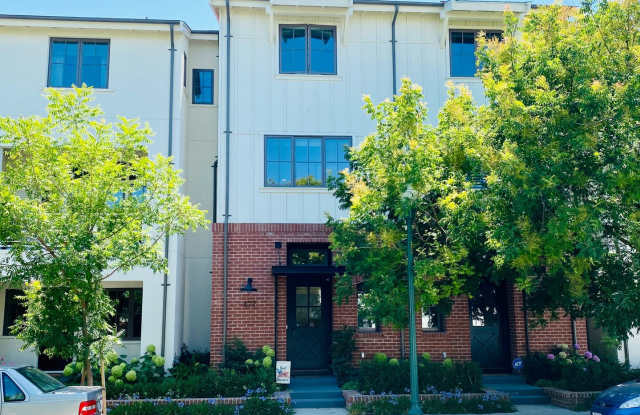 Modern 3 Bed 3 Bath Townhouse Near Downtown Campbell
