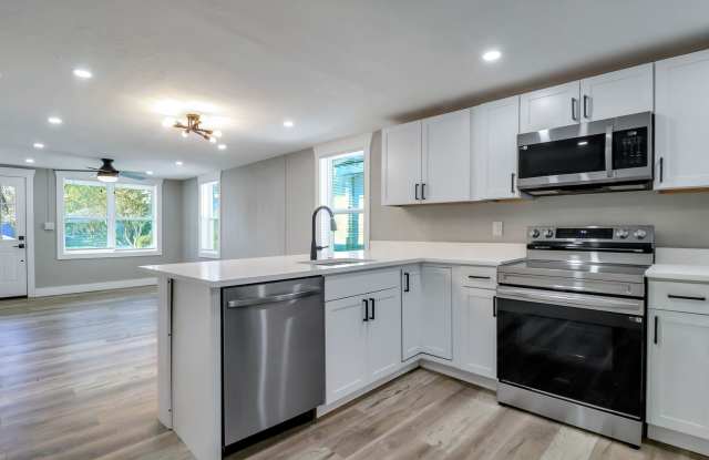 Updated 3BR, 2BA Craftsman Home Minutes from Downtown Savannah