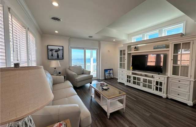 2551 NE Heron's Walk