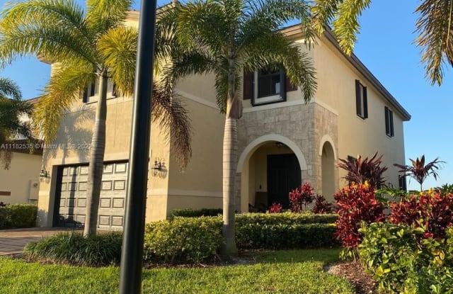 10236 W 32nd Way - 10236 W 32nd Way, Hialeah, FL 33018