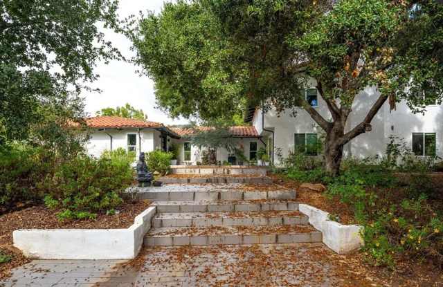 Large Ojai Home with Pool on Foothill Lane