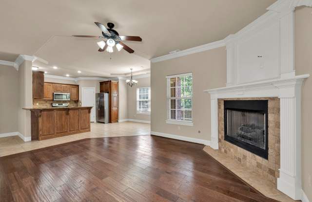 Photo of Beautiful and Spacious 5BR Townhome close to Bentonville Square