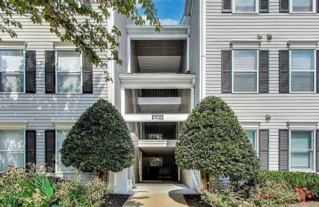 Beautifully updated and maintained 2 level condo home!