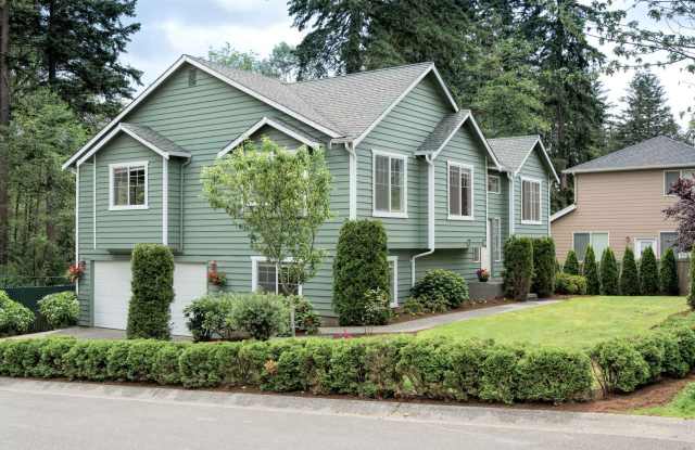 Large Updated 5 Bed SPLIT-LEVEL Kenmore Home!