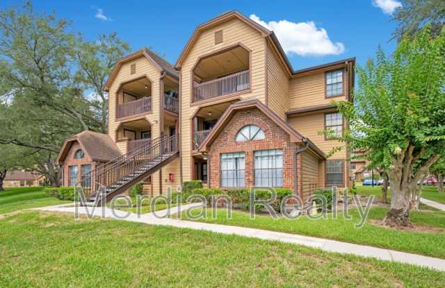 305 Lakepointe Drive #104