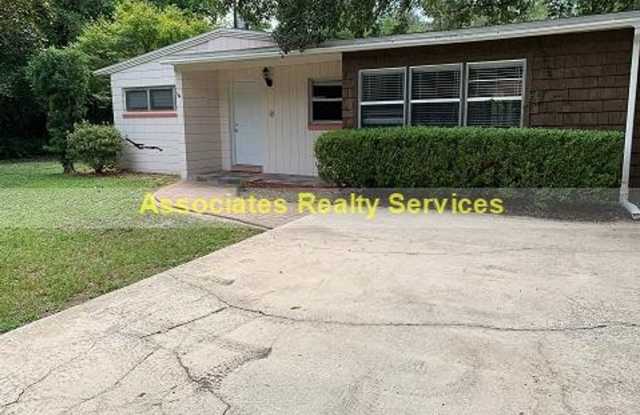 3 Bedroom, 1 1/2 bath house available in August - 18 Northwest 36th Terrace, Gainesville, FL 32607